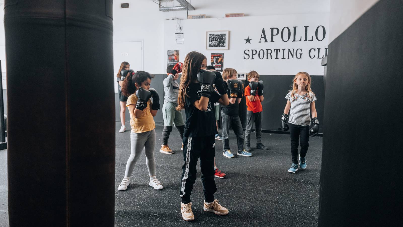 cours de boxe pour enfant dans un club de fitness et boxe
