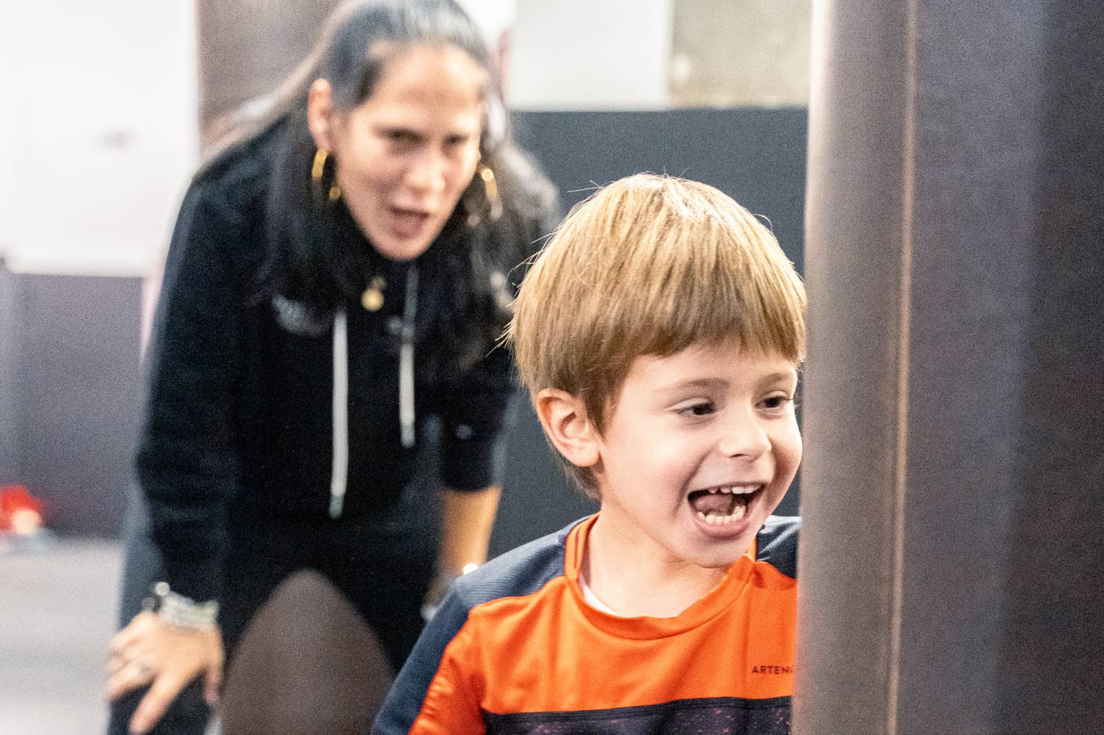 un enfat du baby boxe heureux pendant ses cours de 3 à 5 ans à Paris