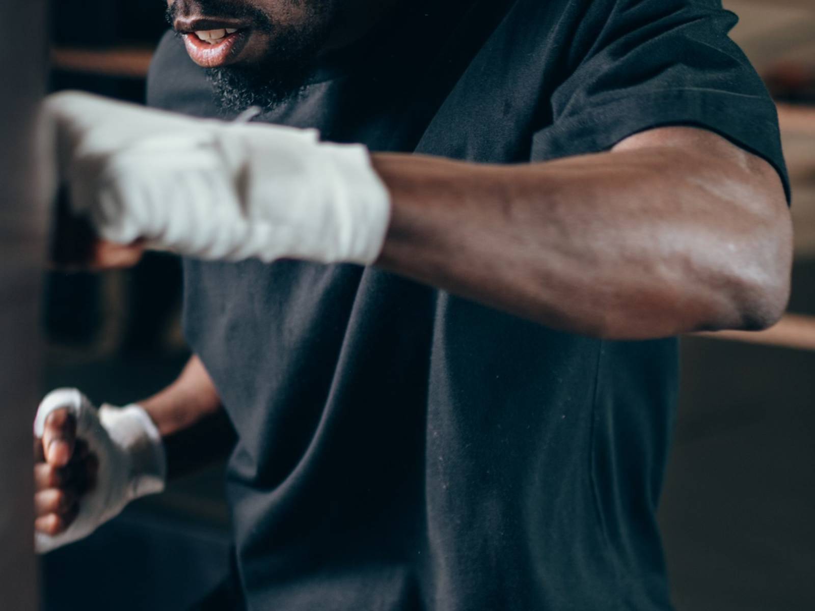training de boxe seul avec un sac