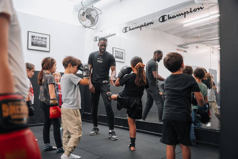 Pourquoi inscrire son enfant à la boxe à Paris ? Tout ce que les parents doivent savoi