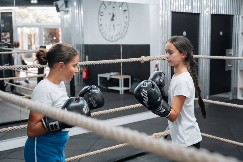 Rentrée scolaire 2025 : Offrez à votre fille une activité sportive complète, avec la boxe éducative à Paris 17 !