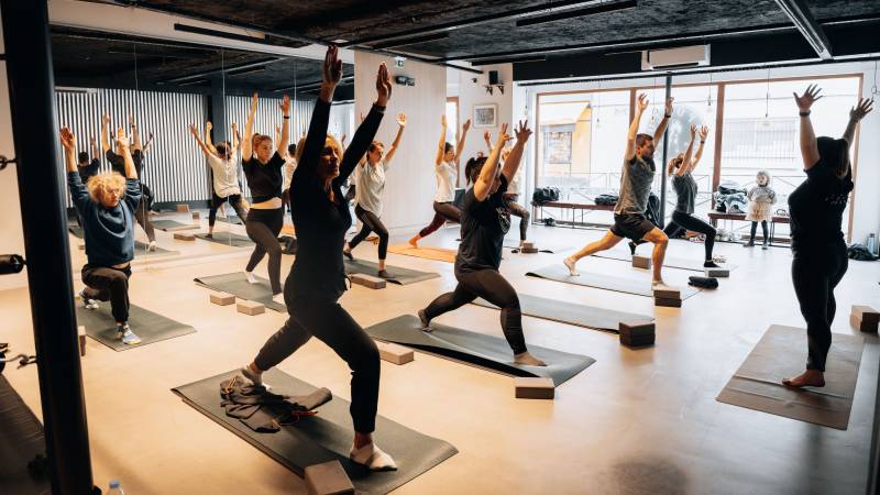 Pourquoi suivre des cours de yoga encadrés par un professionnel à Boulogne-Billancourt améliore votre bien-être au quotidien
