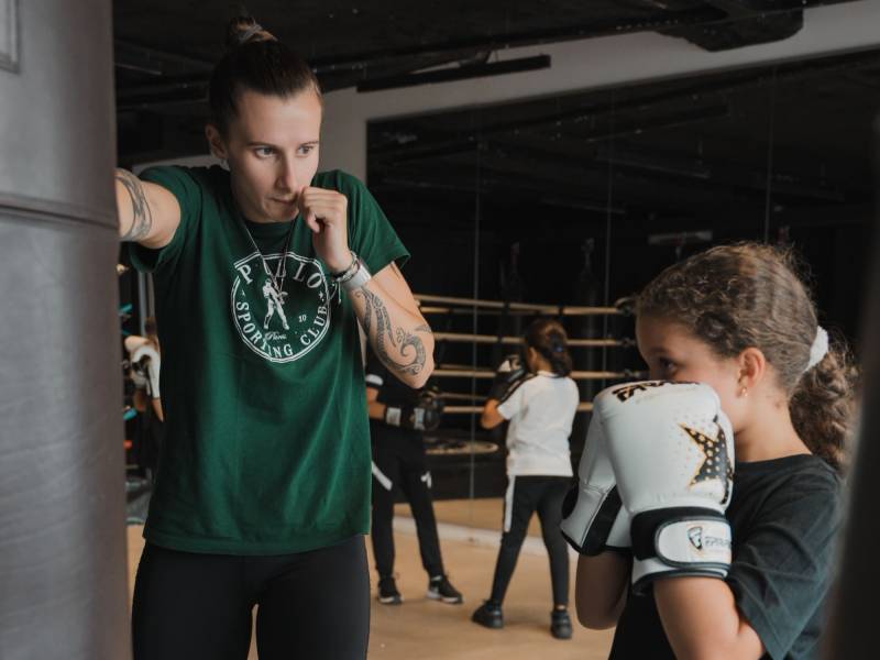 Rentrée scolaire 2025 : Pourquoi la boxe éducative est une excellente activité sportive pour une fille de 7 ans à Paris 17