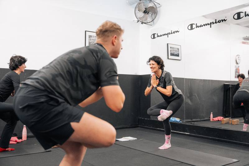 Quels sont les bienfaits du yoga pratiqué avec un coach expérimenté dans une salle à Boulogne-Billancourt