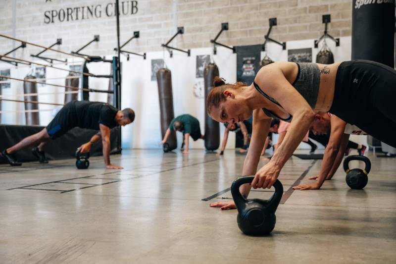 Canaliser les angoisses par la boxe à Paris : L’approche bienveillante d'Apollo Sporting Club.