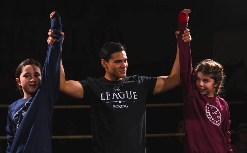 deux enfants gagnent un gala de boxe et ont le sourire