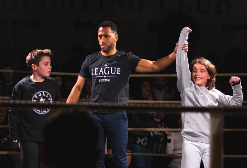 victoire d'un enfant après un combat de boxe en compétition