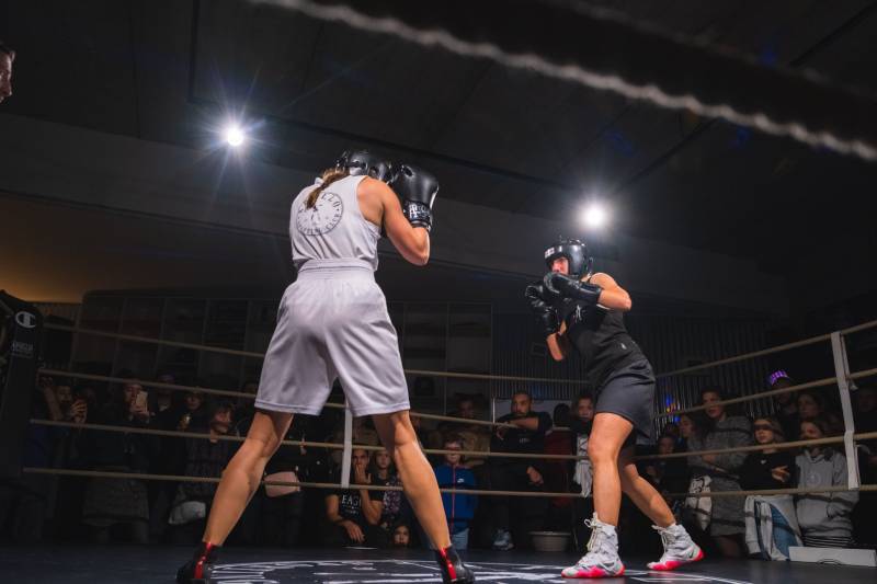 Combat feminin de boxe francaise pendant des apollo boxing nights