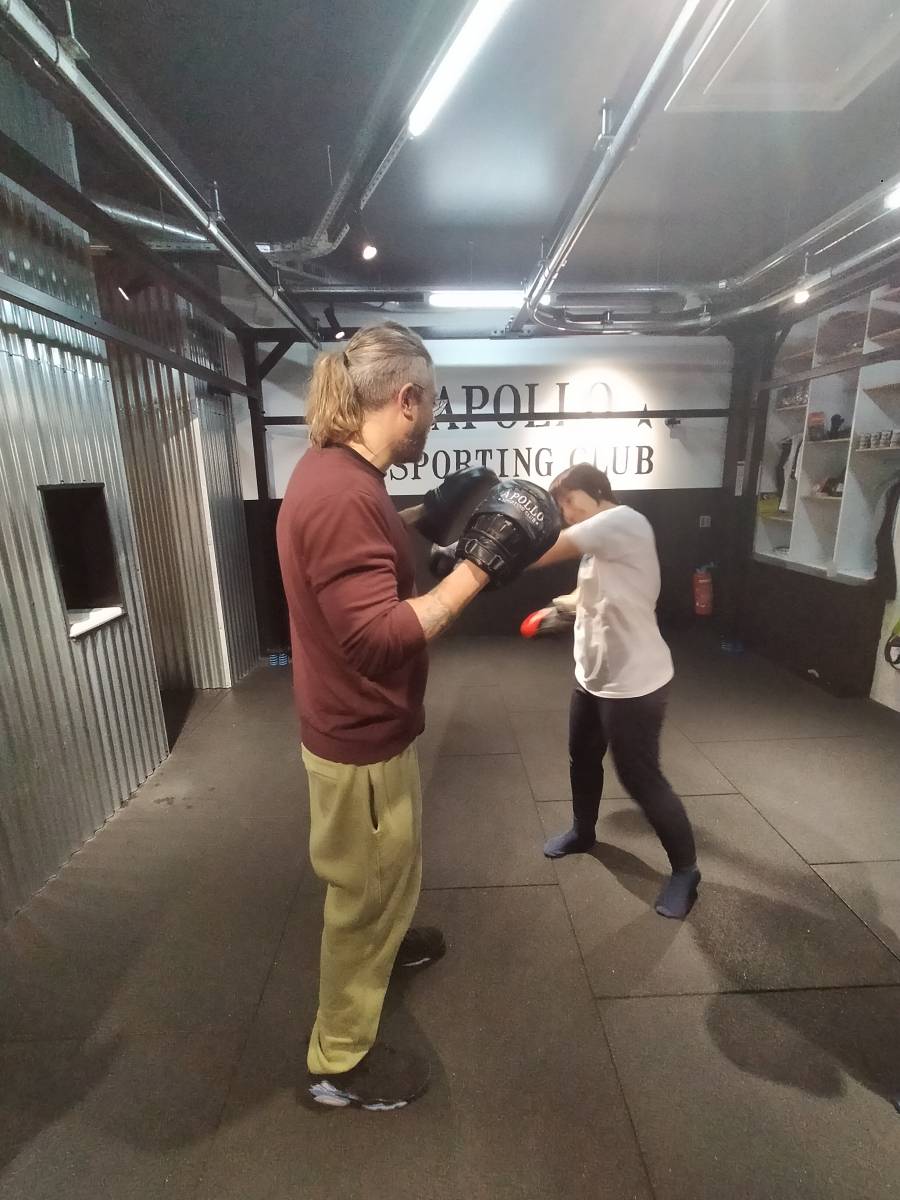 Retrouver l'estime de soi à Paris : Témoignages de sportifs handicapés en club de boxe.