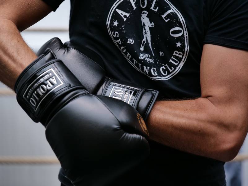 porte fièrement des gants personnalisés à l'effigie de ton club de boxe Apollo